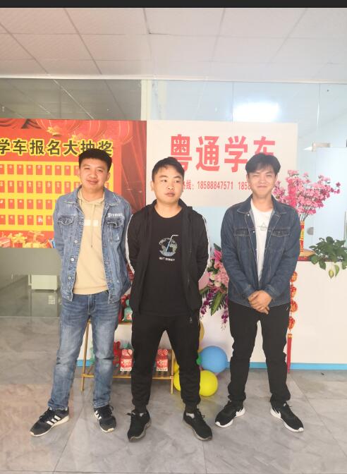 感谢黄涛,魏俊松,魏龙环和曹攀信任,朋友介绍朋友,一起过来报名增驾b2